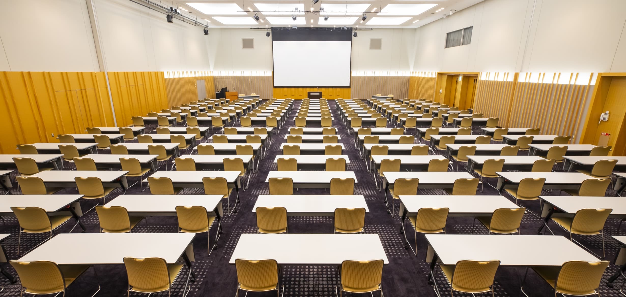 シアター形式／壇上からのイメージ写真