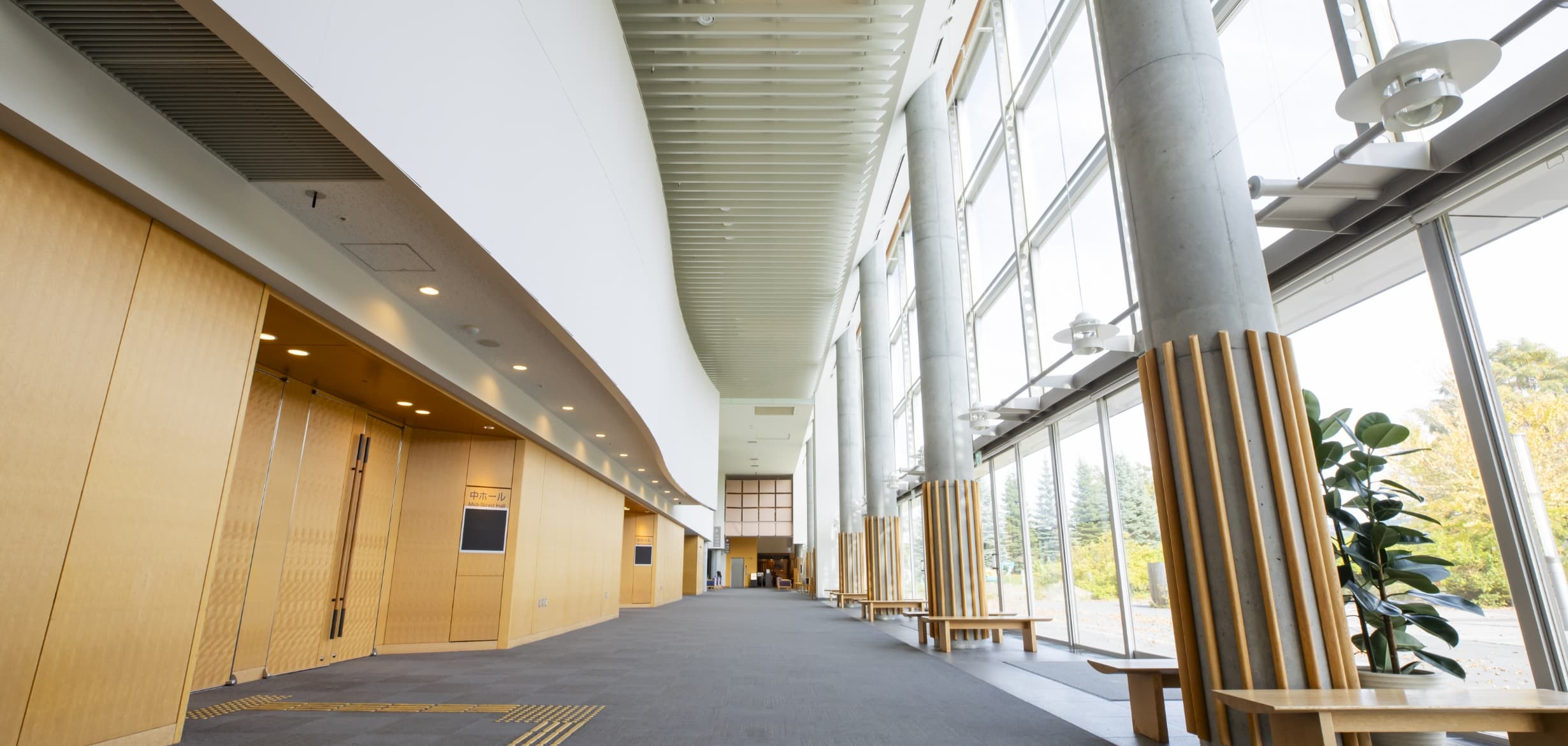 中ホール前廊下のイメージ写真