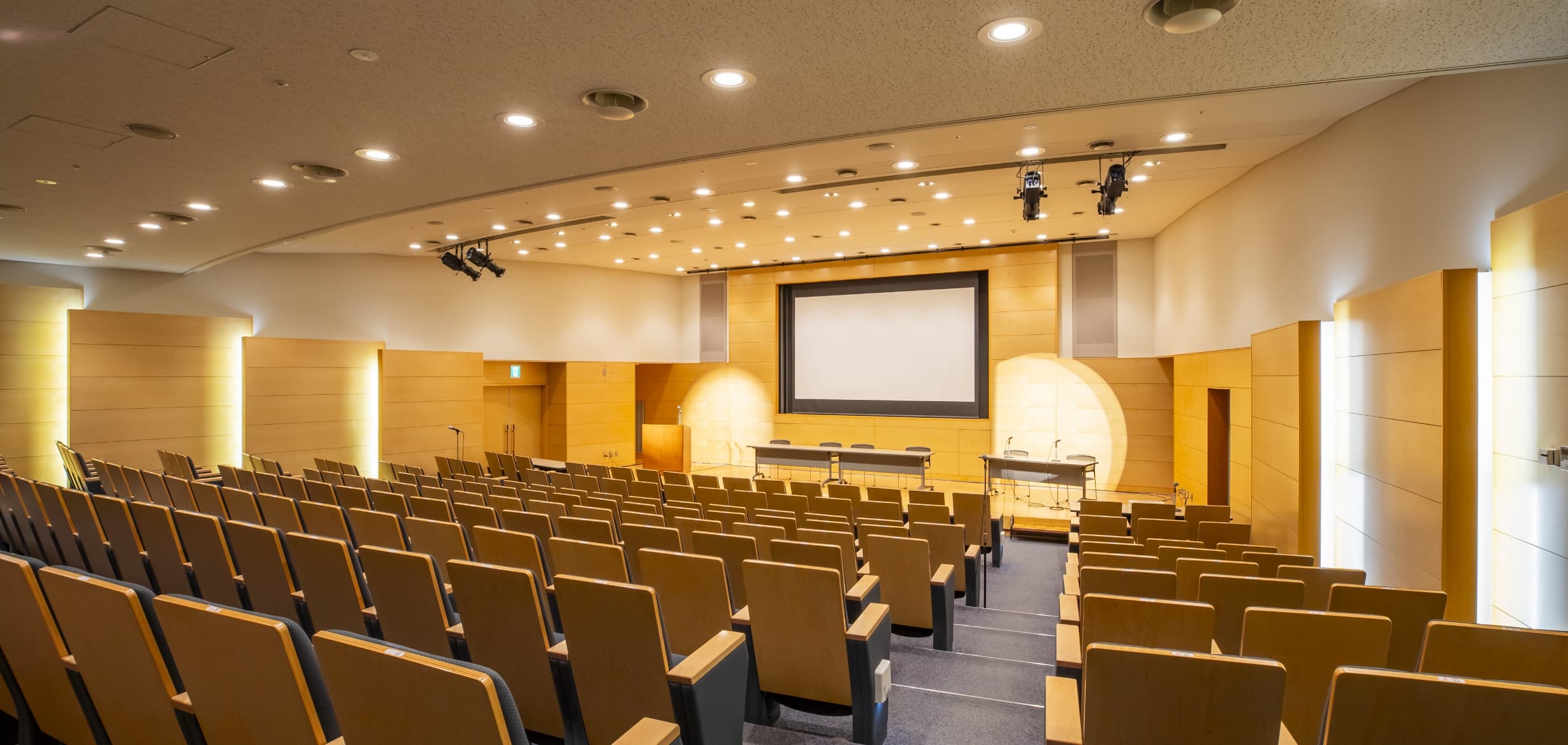 小ホール／後部座席からのイメージ写真