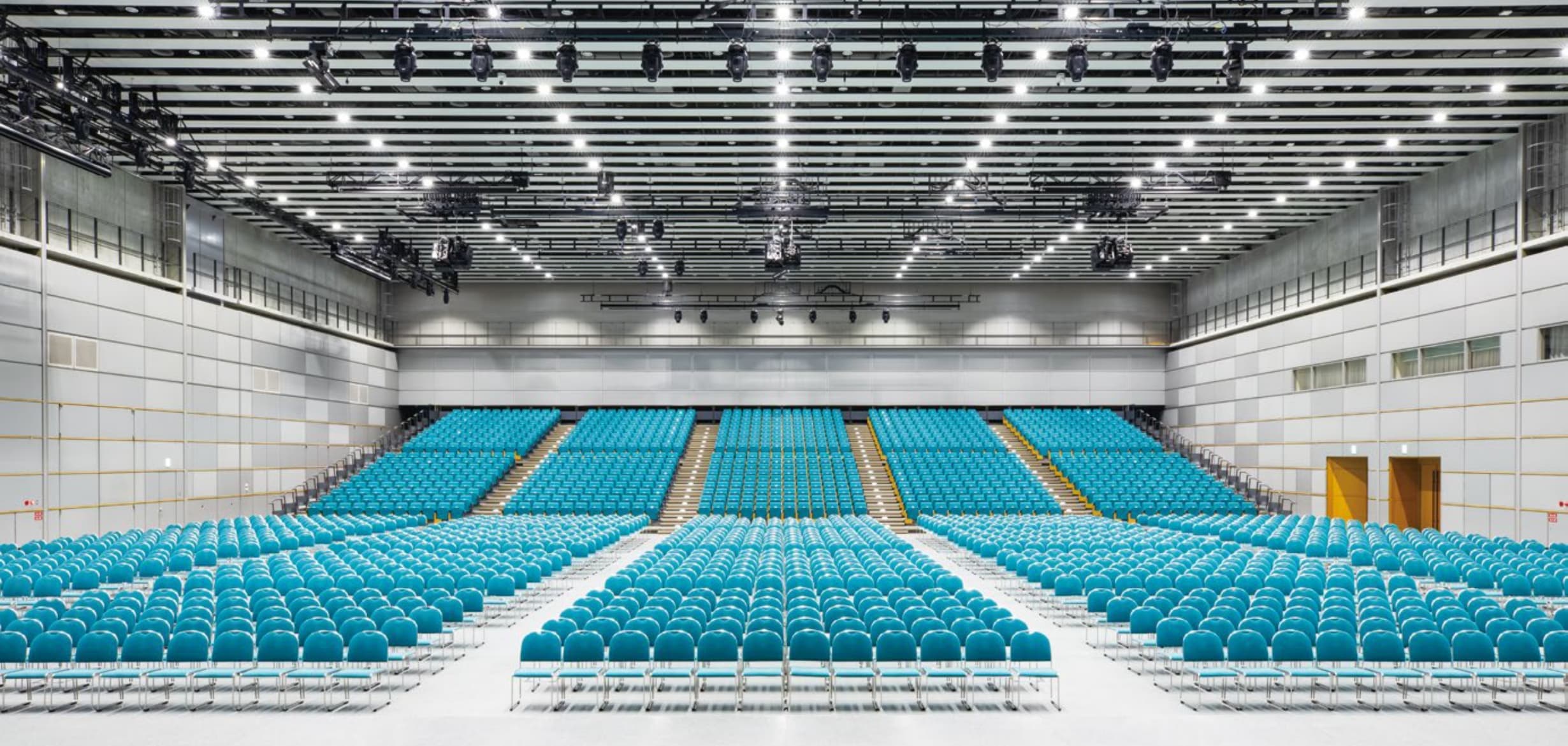 シアター形式／壇上からのイメージ写真