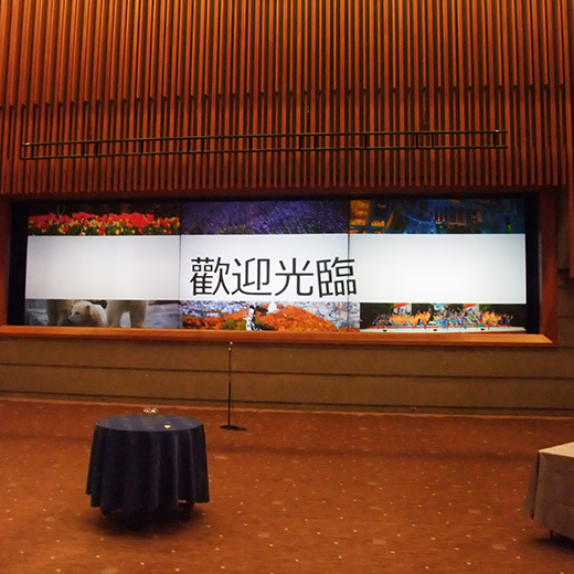 写真:施設内海外向け会場対応
